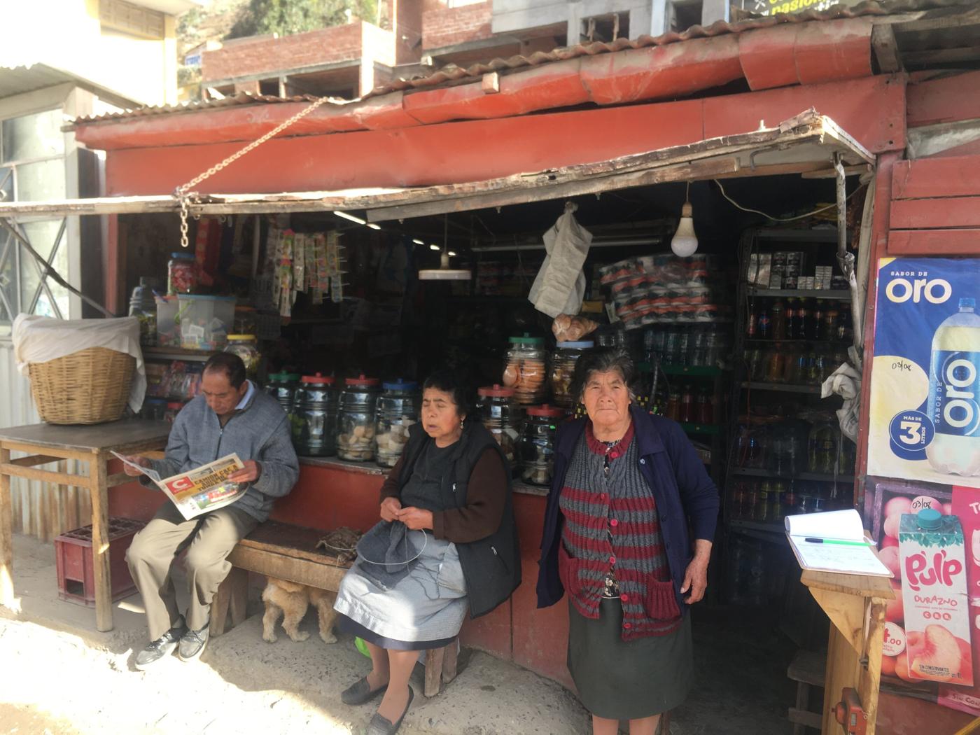 Bodega de Tarma con sus dueños en la puerta