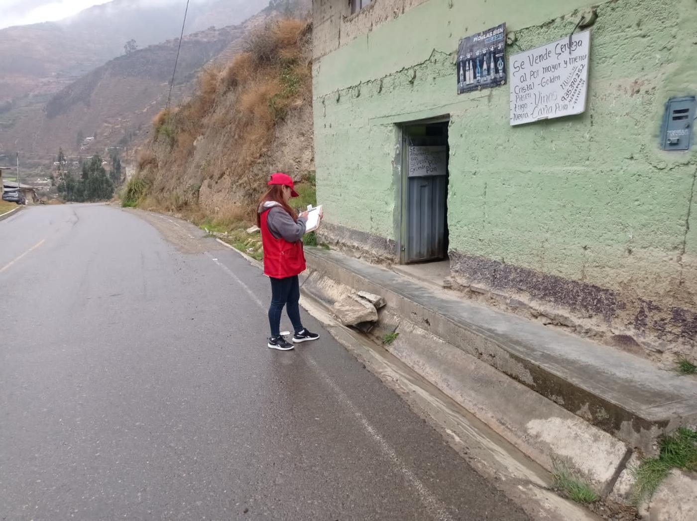 Censista de Ruta al Mercado registrando una bodega junto a la carretera en la sierra