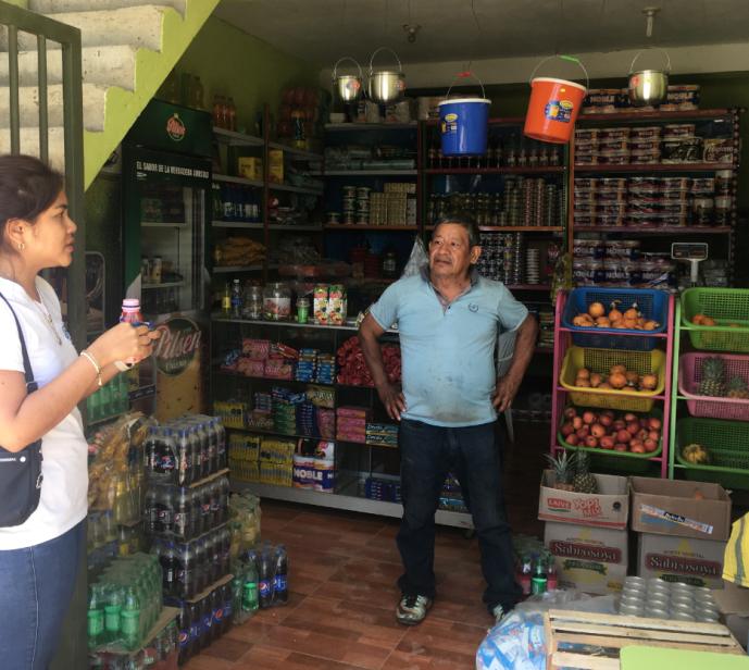 Censista entrevistando al dueño de una bodega en Las Lomas
