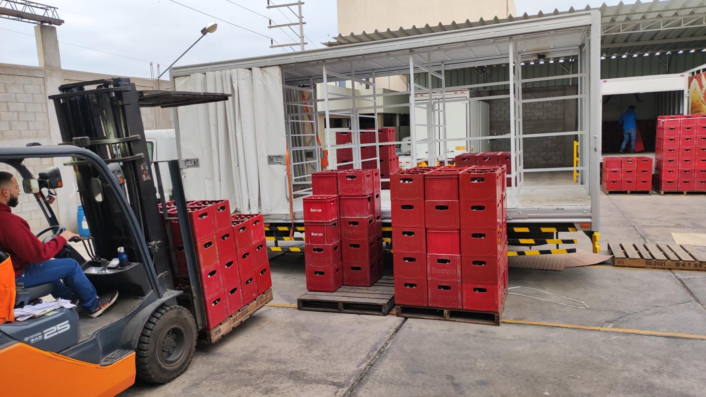 Almacén del distribuidor de Mollendo con montacarga y cajas de cerveza