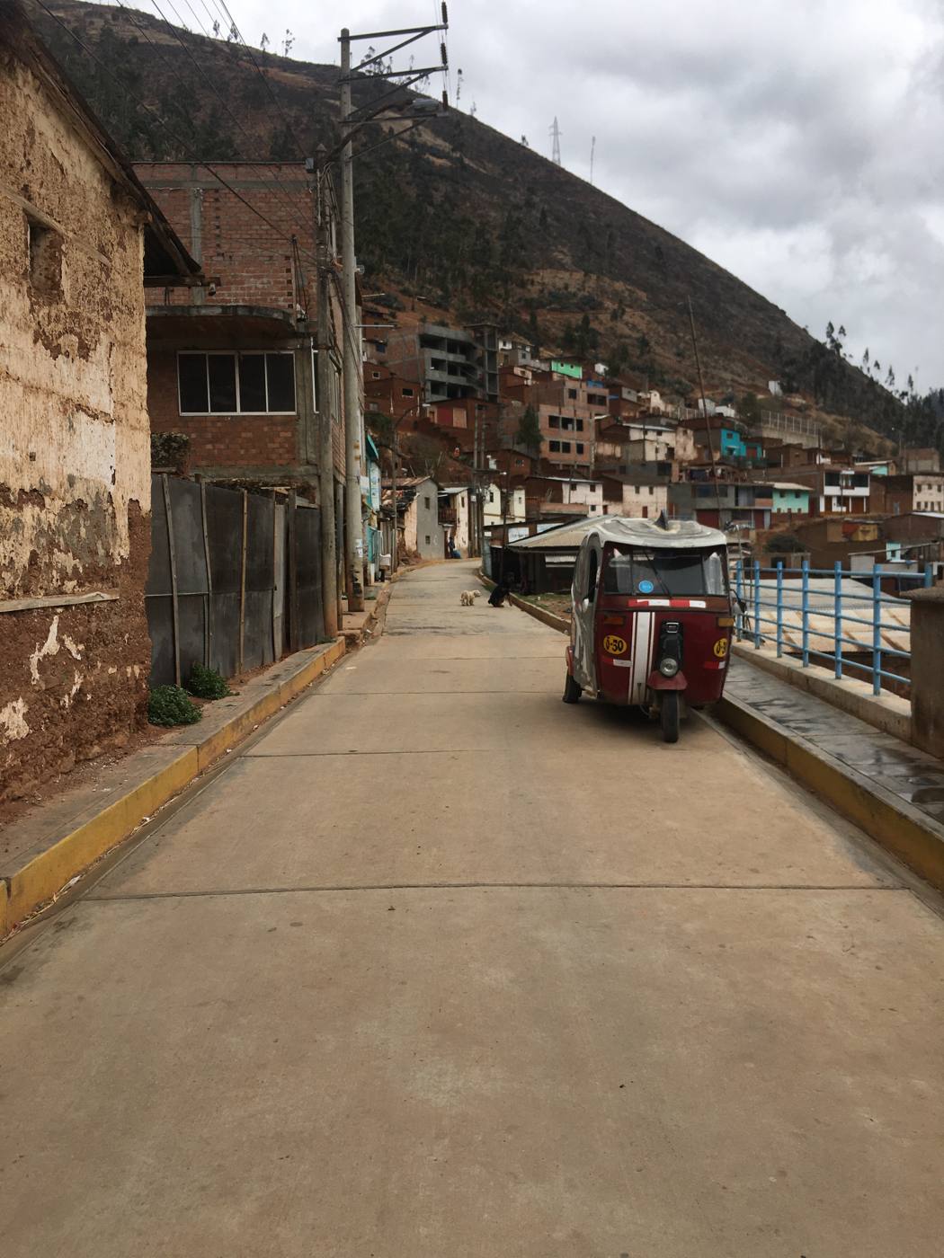 Mototaxi en una calle estrecha y empinada de Tarma
