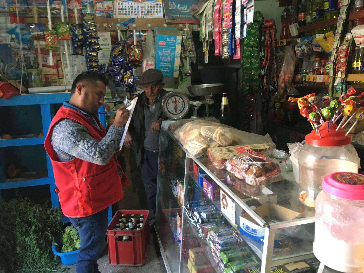 Censista registrando una bodega con cajas de cerveza
