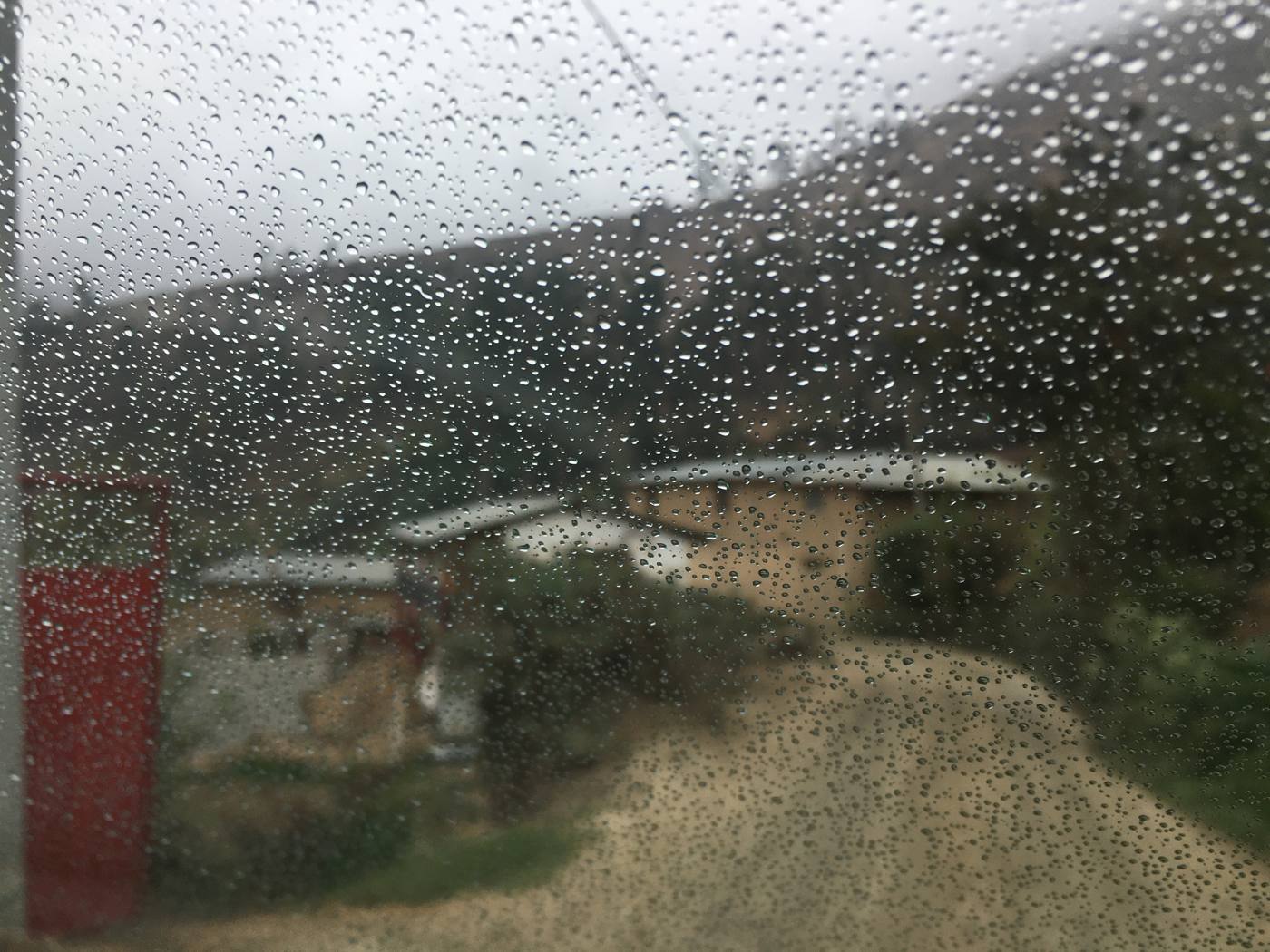 Lluvia sobre el parabrisas en la carretera