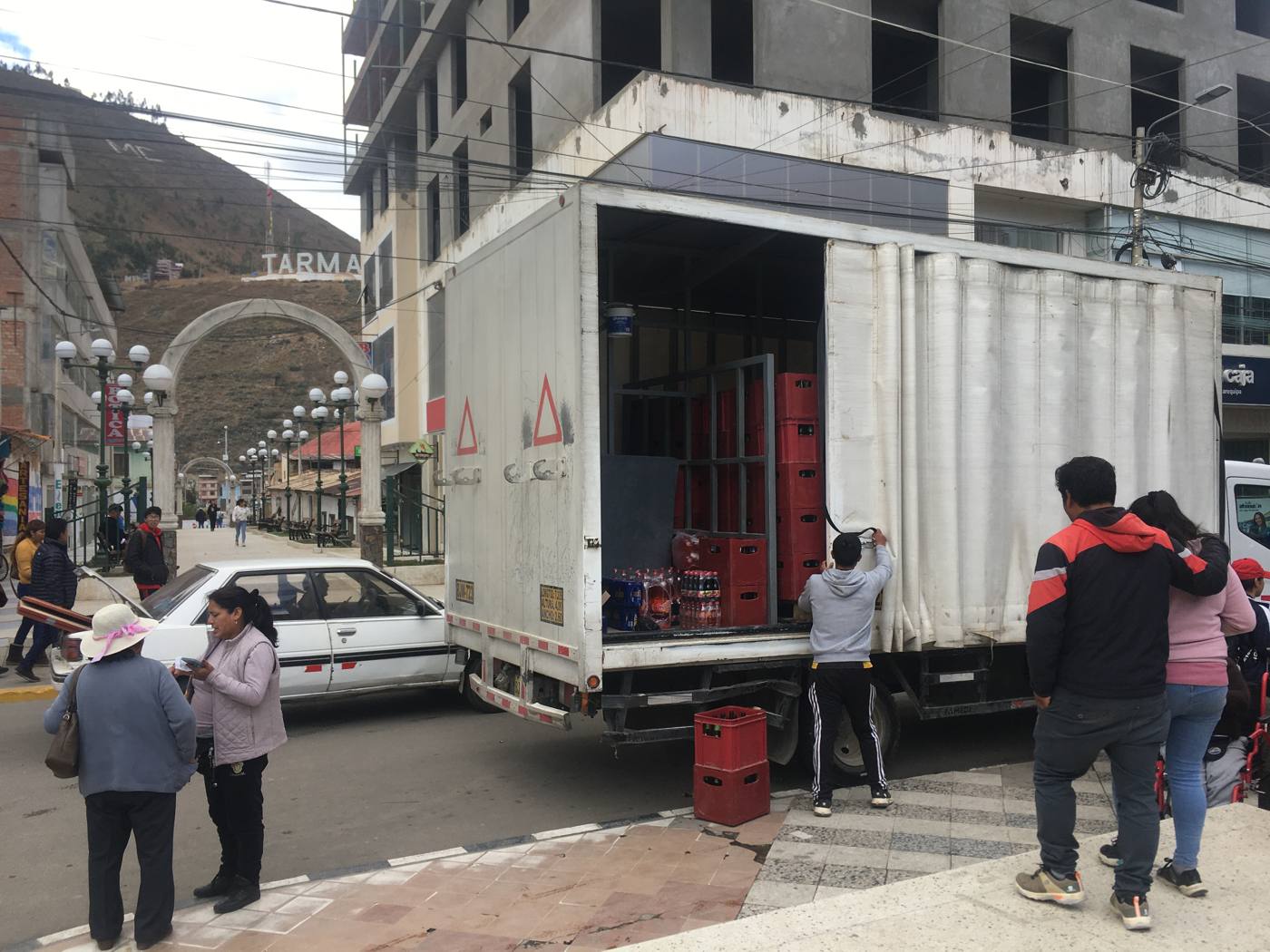 Camión descargando cajas de cerveza frente a la plaza de Tarma