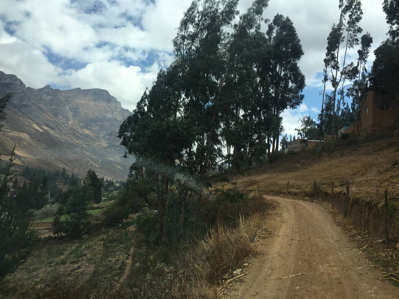 Trocha de tierra hacia un caserío de Tarma