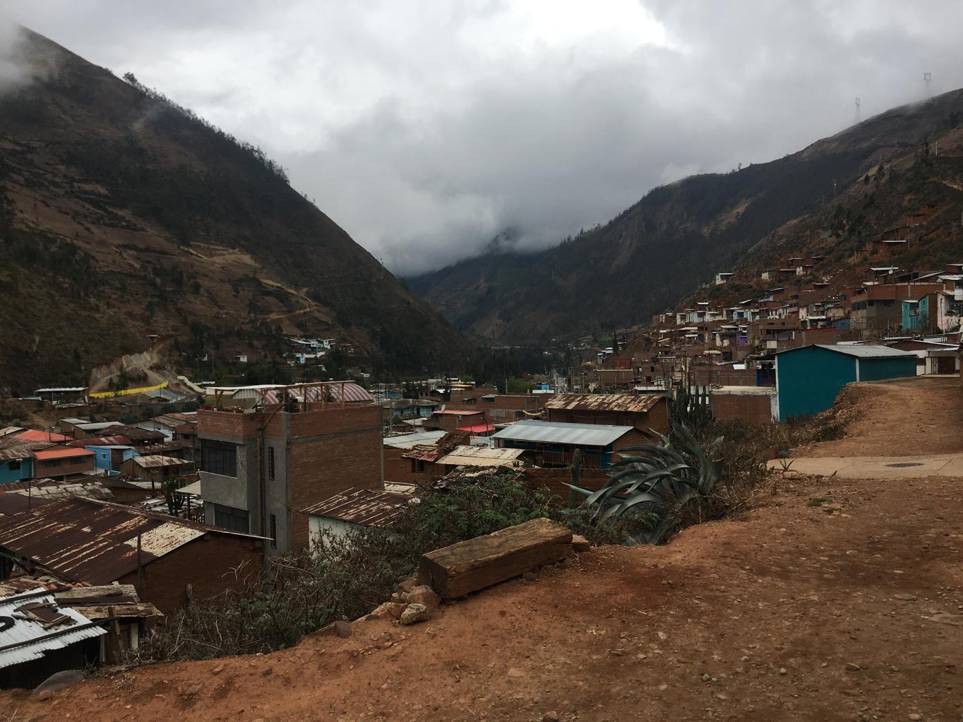 Vista de Tarma con casas en las laderas de los cerros